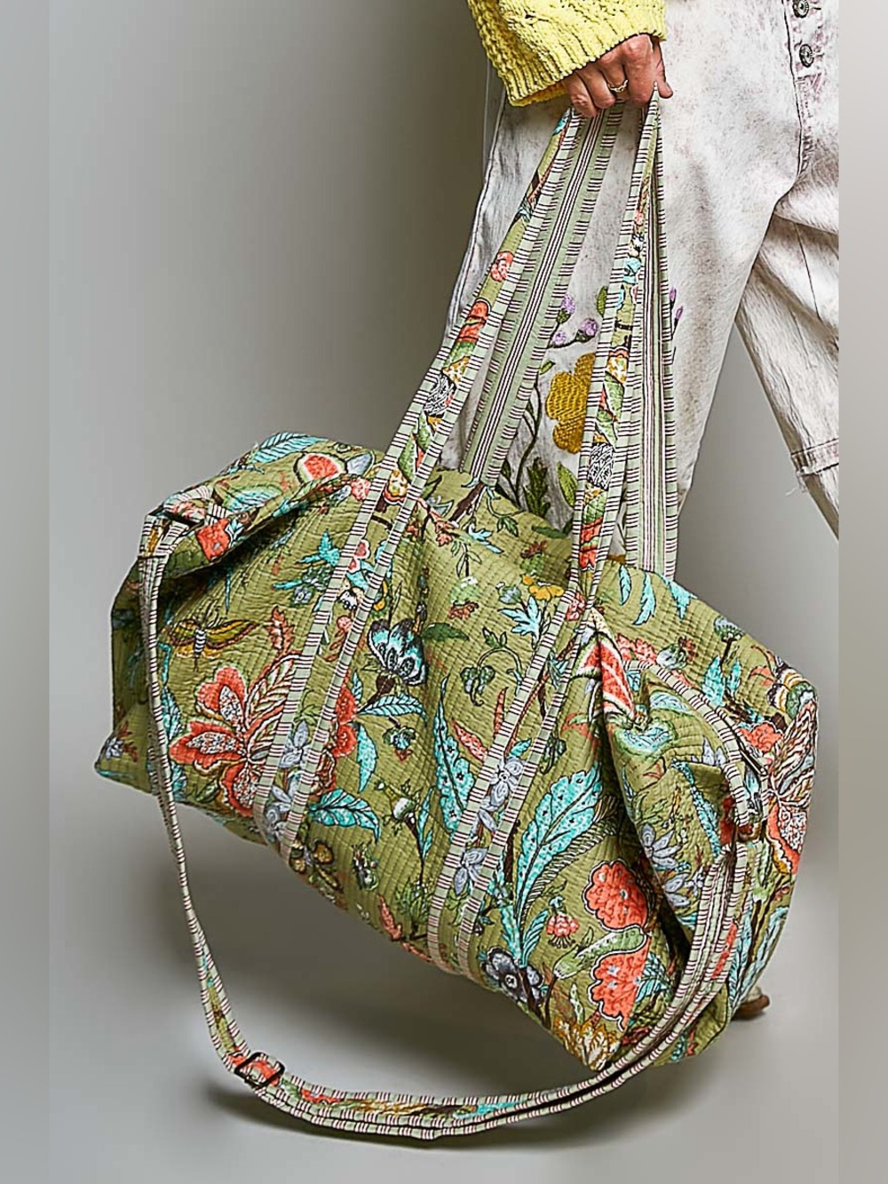 POL Quilted Floral Duffle bag in Green - Picture 3 of 4